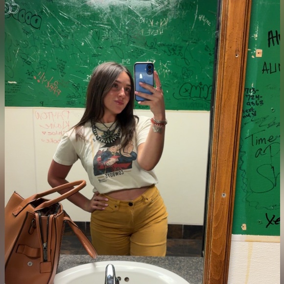 Meet your Posher, Mykaela - Picture 5 of 5